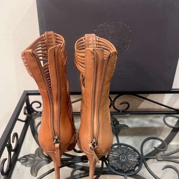 Vince Camuto Barbara Heel in Tan,Size 7 - Picture 3 of 5